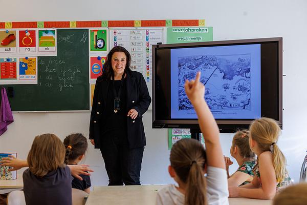 Geschenkschrijver Sanne Rooseboom tijdens een schoolbezoek. ©
