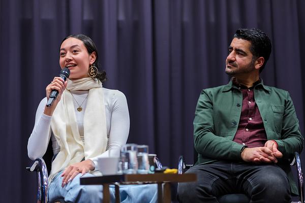 Murat Isik (rechts) bezoekt tijdens de Boekenweek verschillende plaatsen.