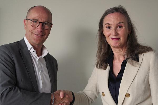 Jos van Leeuwen (Stichting NBD Biblion) en Johanna Somers (de Schrijverscentrale)